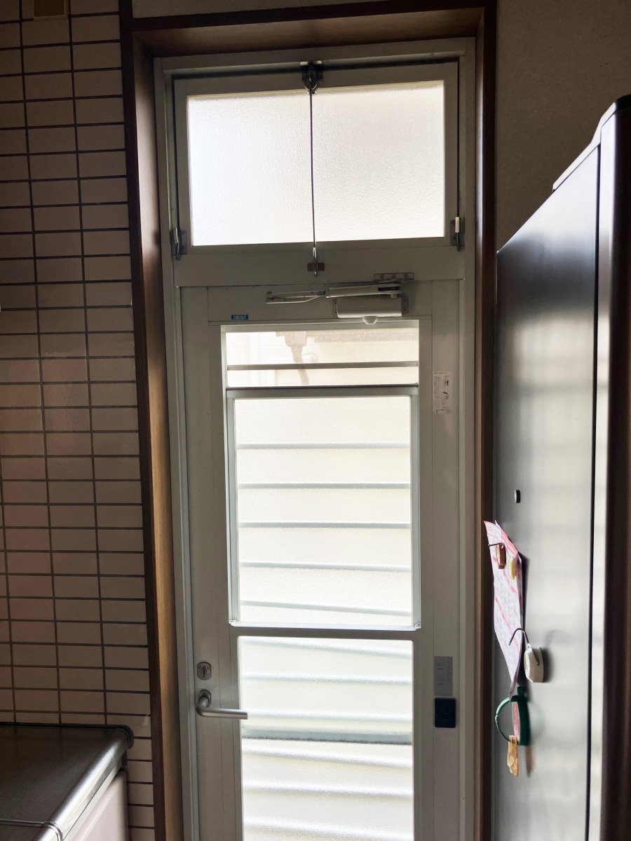 勝手口ドア交換リフォーム　施工前