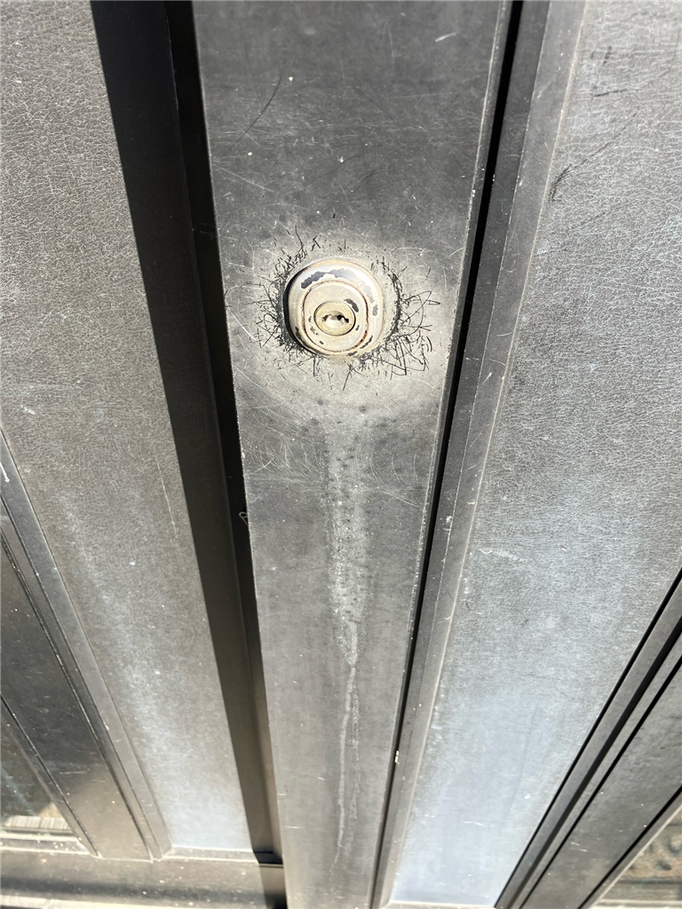 玄関鍵　施工前