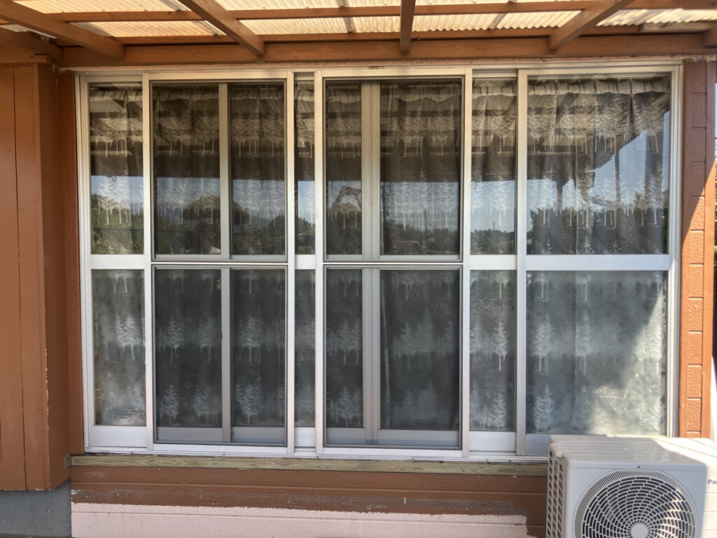 窓リフォーム　雨戸取り付け施工前