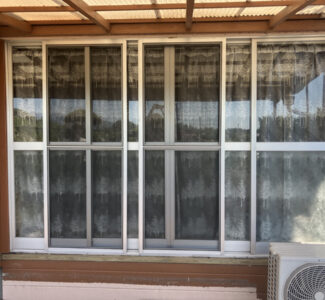 窓リフォーム　雨戸取り付け施工前